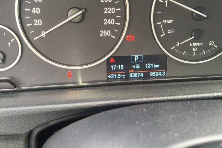 Used BMW 3 Series 2017 320Li Fashion Model Odometer Close Up