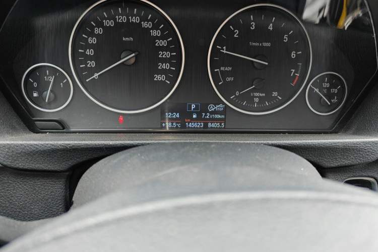 Used BMW 3 Series 2017 318i Fashion Model Odometer Close Up