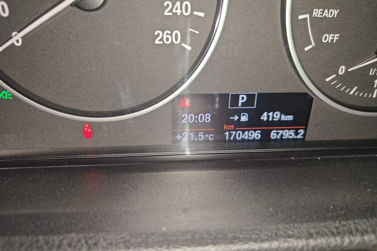 Used BMW 3 Series 2017 320Li Fashion Model Odometer Close Up
