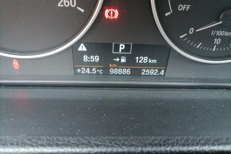 Used BMW 3 Series 2017 318Li Fashion Model Odometer Close Up