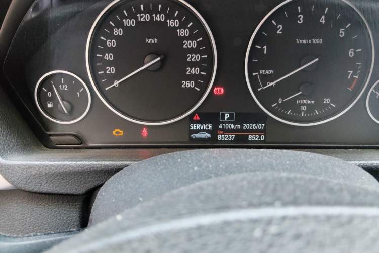 Used BMW 3 Series 2017 320Li Fashion Model Odometer Close Up