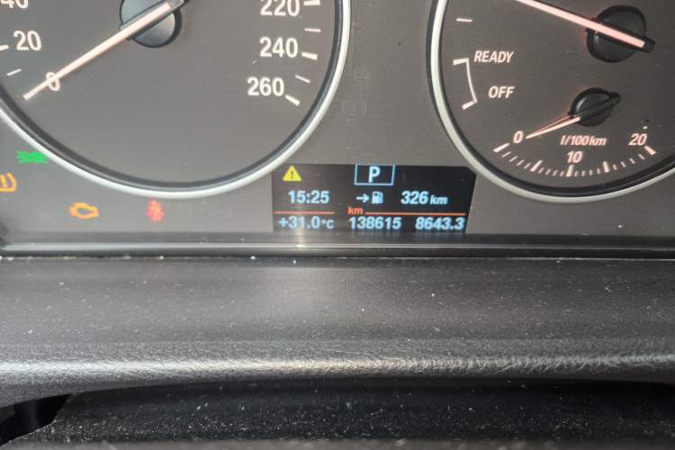 Used BMW 3 Series 2017 320Li Fashion Model Odometer Close Up
