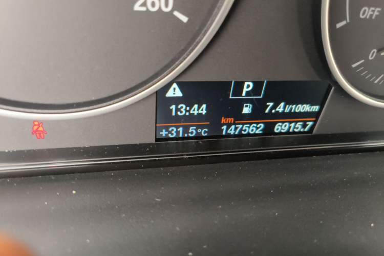 Used BMW 3 Series 2017 320Li Fashion Model Odometer Close Up