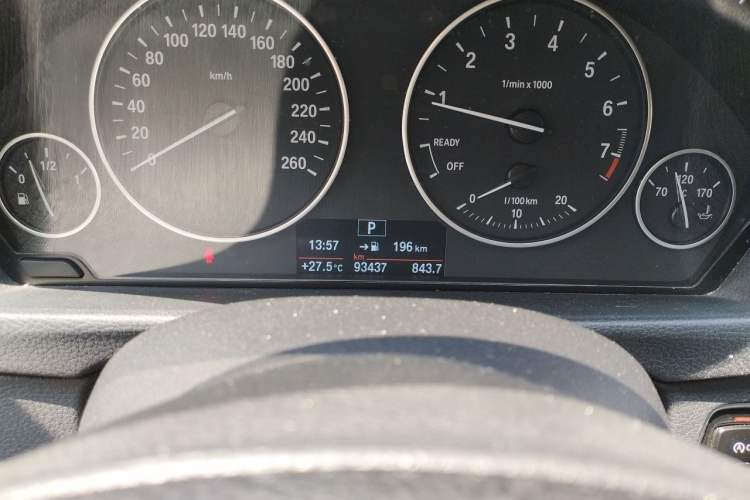Used BMW 3 Series 2017 320Li Fashion Model Odometer Close Up