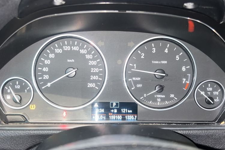Used BMW 3 Series 2017 320Li Fashion Model Odometer Close Up