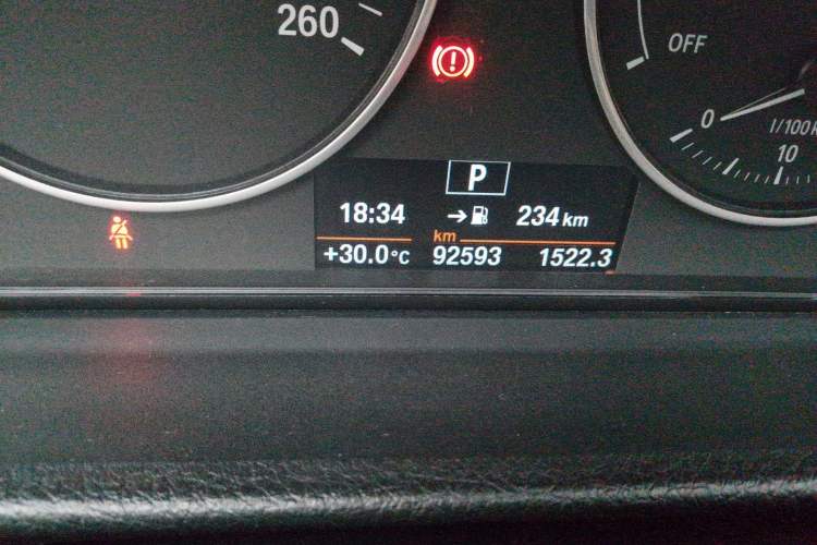 Used BMW 3 Series 2017 320Li Fashion Model Odometer Close Up