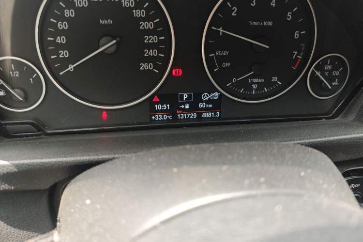 Used BMW 3 Series 2017 318Li Fashion Model Odometer Close Up