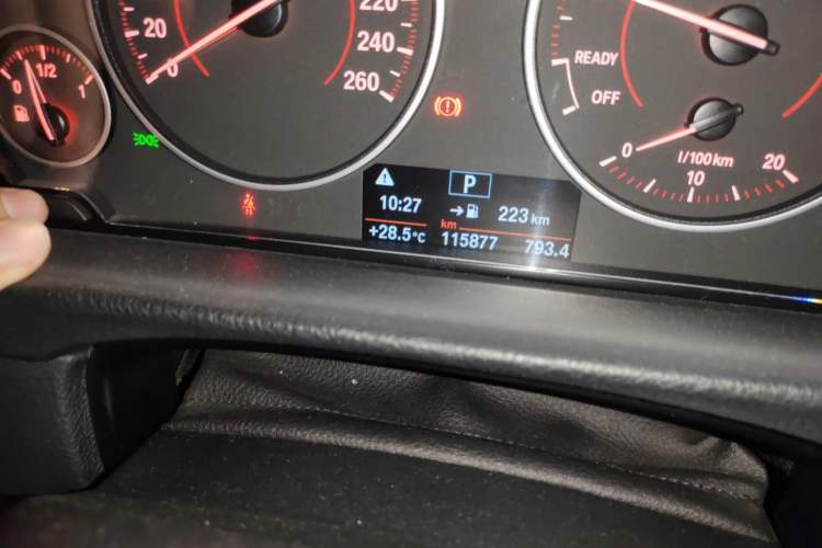Used BMW 3 Series 2017 320i M Sport Odometer Close Up