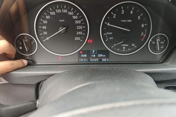 Used BMW 3 Series 2017 320Li Fashion Model Odometer Close Up