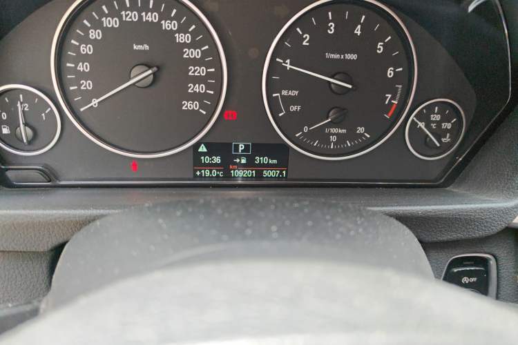 Used BMW 3 Series 2017 320Li Fashion Model Odometer Close Up
