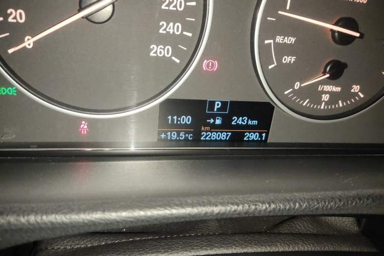 Used BMW 3 Series 2017 320Li Fashion Model Odometer Close Up