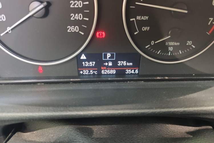 Used BMW 3 Series 2017 320Li Fashion Model Odometer Close Up