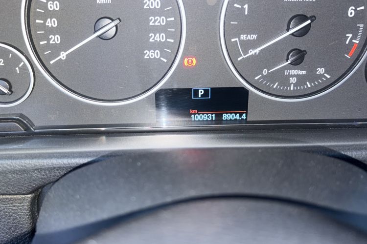 Used BMW 3 Series 2017 320Li Fashion Model Odometer Close Up