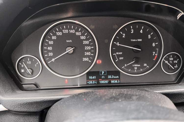 Used BMW 3 Series 2017 320Li Fashion Model Odometer Close Up