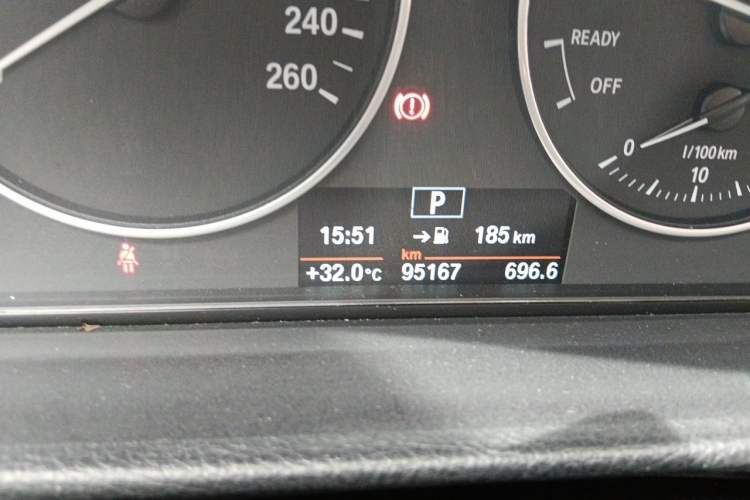 Used BMW 3 Series 2017 320Li Fashion Model Odometer Close Up