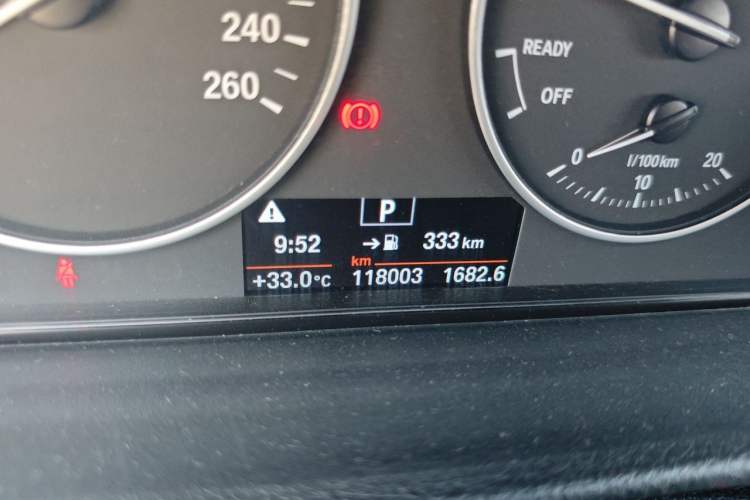 Used BMW 3 Series 2017 320Li Fashion Model Odometer Close Up