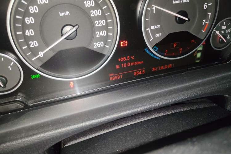Used BMW 3 Series 2017 320Li Fashion Model Odometer Close Up