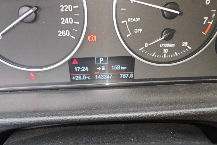 Used BMW 3 Series 2017 320Li Fashion Model Odometer Close Up