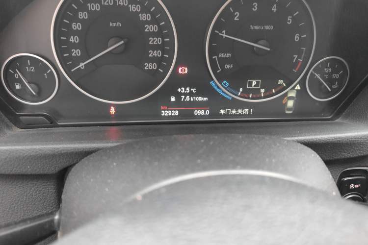 Used BMW 3 Series 2017 320Li Fashion Model Odometer Close Up