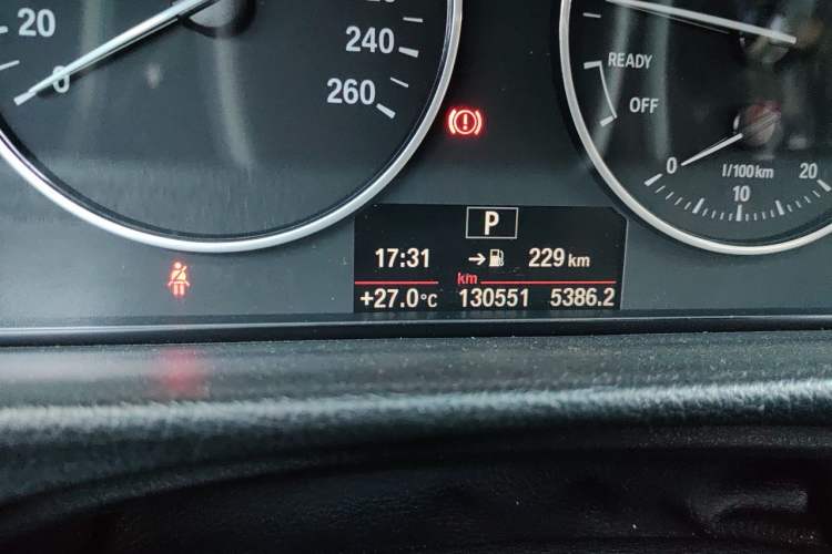 Used BMW 3 Series 2017 320Li Fashion Model Odometer Close Up