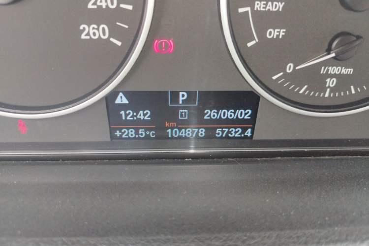 Used BMW 3 Series 2017 320Li Fashion Model Odometer Close Up
