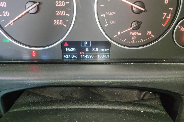 Used BMW 3 Series 2017 320Li Fashion Model Odometer Close Up