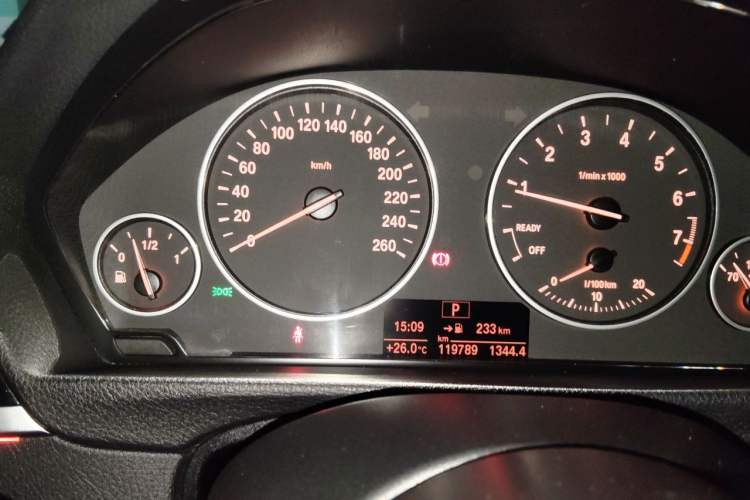 Used BMW 3 Series 2017 320Li Fashion Model Odometer Close Up