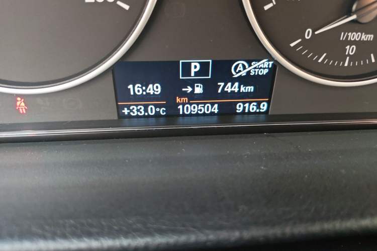 Used BMW 3 Series 2017 320Li Fashion Model Odometer Close Up