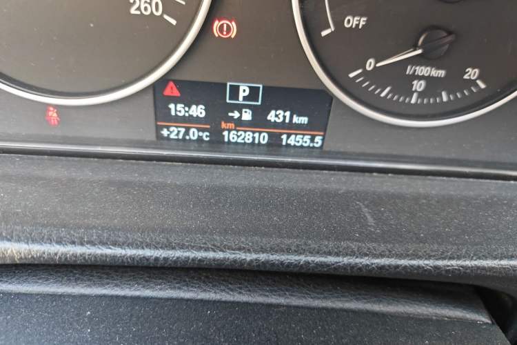 Used BMW 3 Series 2017 320Li Fashion Model Odometer Close Up