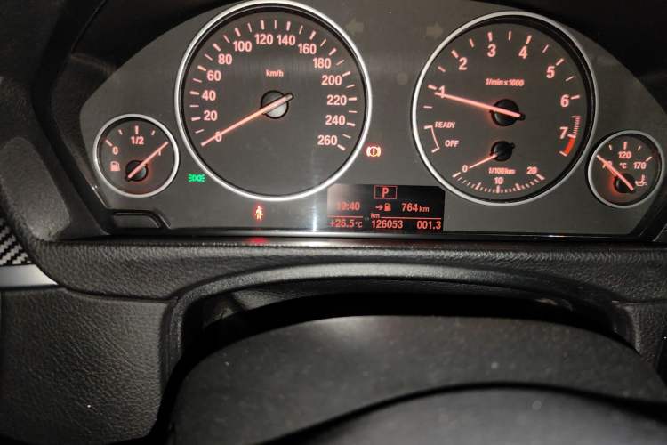 Used BMW 3 Series 2017 318Li Fashion Model Odometer Close Up
