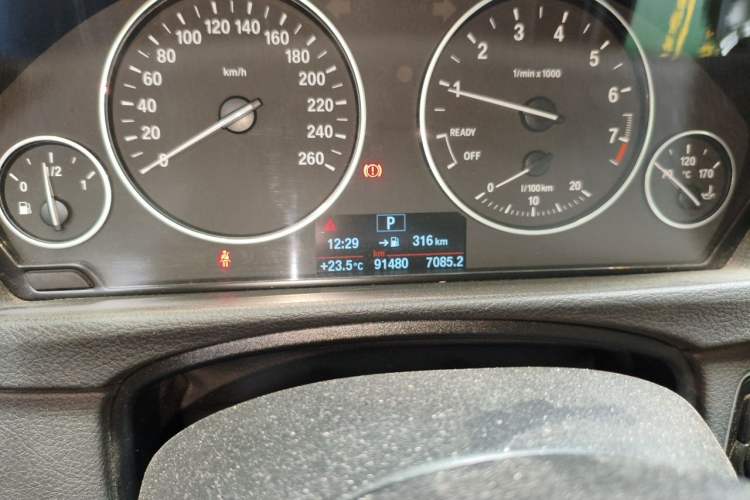 Used BMW 3 Series 2017 318Li Fashion Model Odometer Close Up