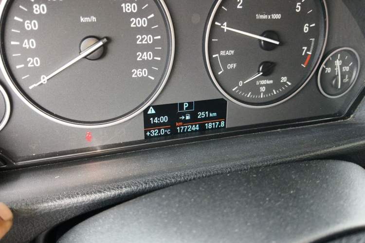 Used BMW 3 Series 2017 320Li Fashion Model Odometer Close Up