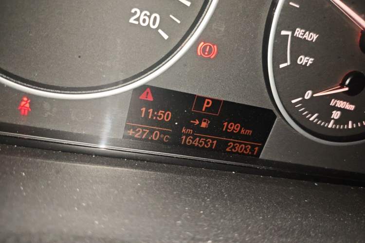 Used BMW 3 Series 2017 320Li Fashion Model Odometer Close Up