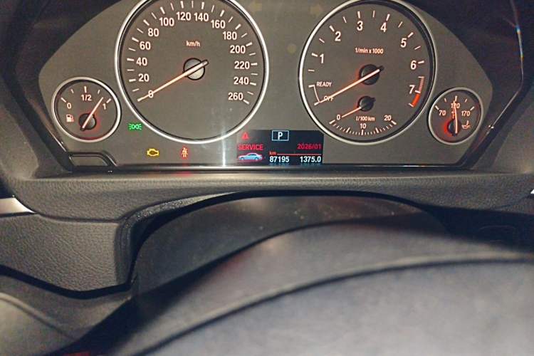 Used BMW 3 Series 2017 320Li Fashion Model Odometer Close Up