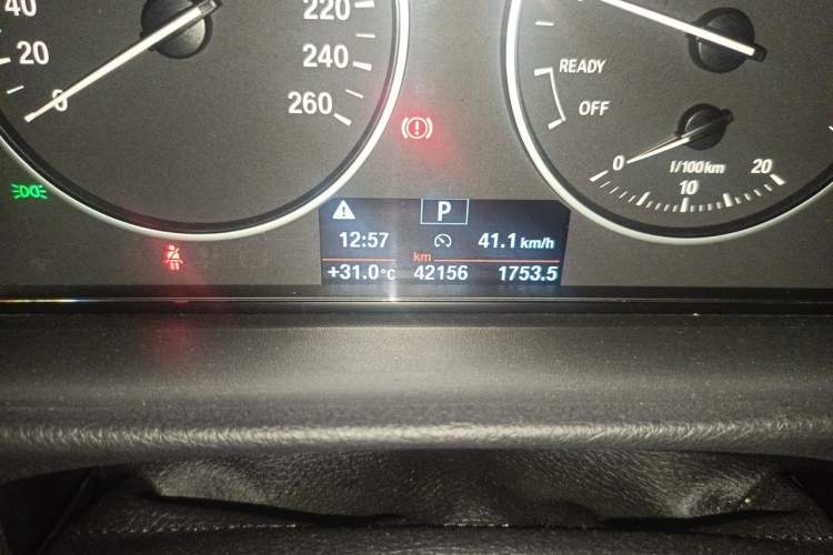 Used BMW 3 Series 2017 320Li Fashion Model Odometer Close Up