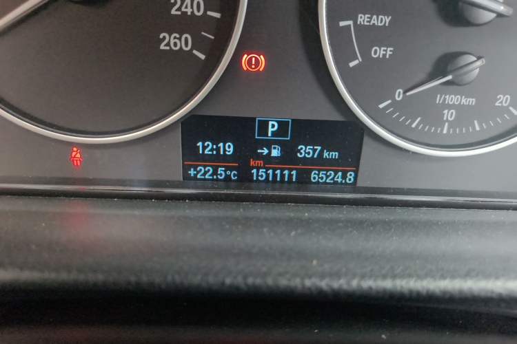 Used BMW 3 Series 2017 318Li Fashion Model Odometer Close Up