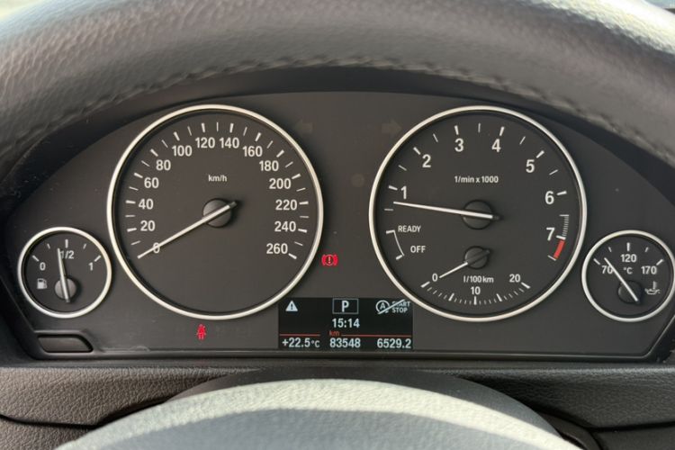 Used BMW 3 Series 2017 320Li Fashion Model Odometer Close Up