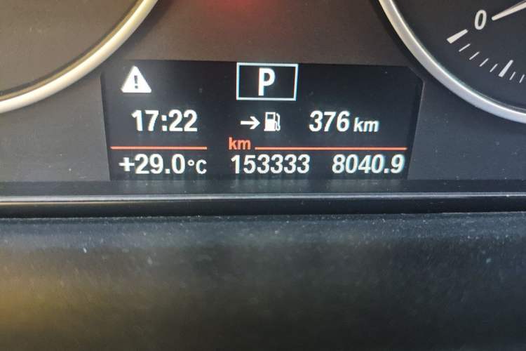 Used BMW 3 Series 2017 318Li Fashion Model Odometer Close Up