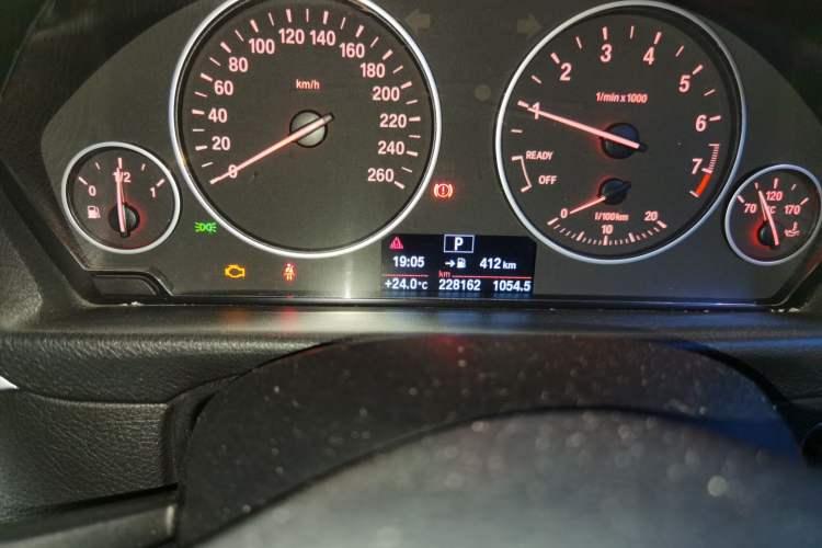 Used BMW 3 Series 2017 320Li Fashion Model Odometer Close Up