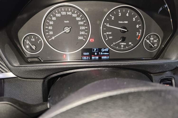 Used BMW 3 Series 2017 320Li Fashion Model Odometer Close Up