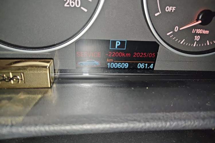 Used BMW 3 Series 2017 318i Fashion Model Odometer Close Up