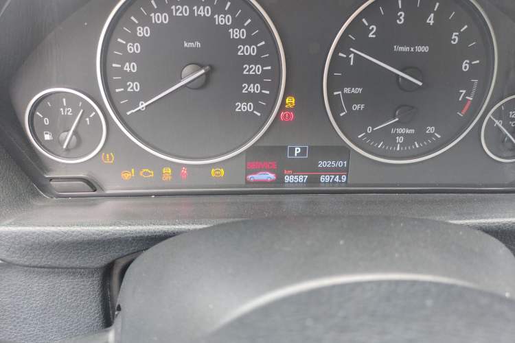 Used BMW 3 Series 2017 320Li Fashion Model Odometer Close Up