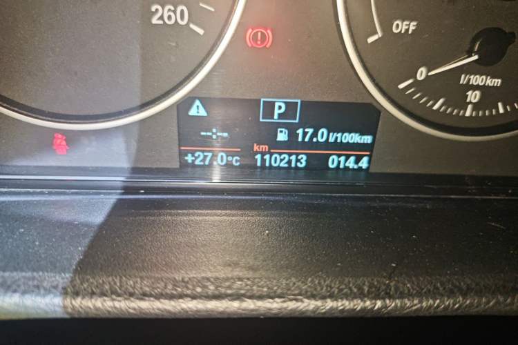 Used BMW 3 Series 2017 318Li Fashion Model Odometer Close Up