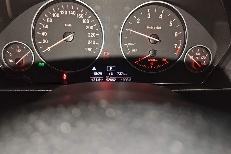 Used BMW 3 Series 2017 318i Fashion Model Odometer Close Up