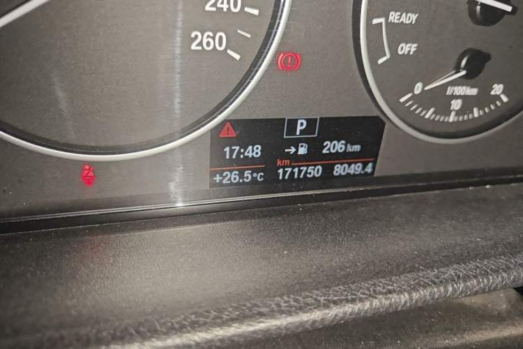 Used BMW 3 Series 2017 320Li Fashion Model Odometer Close Up