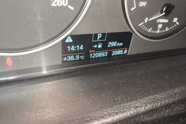 Used BMW 3 Series 2017 318Li Fashion Model Odometer Close Up