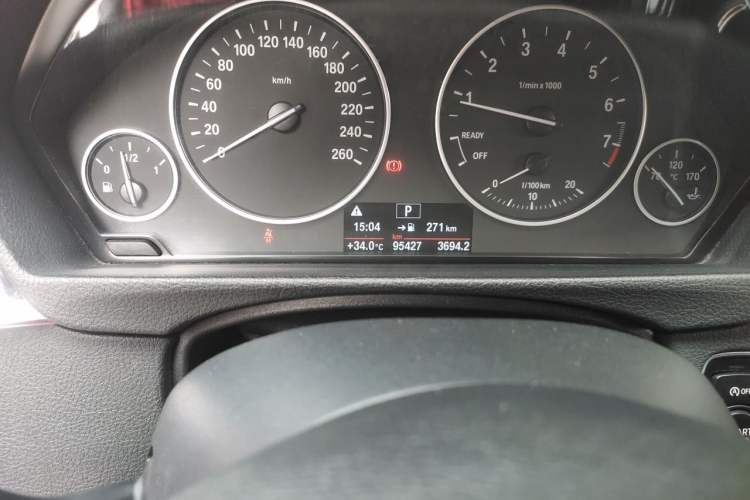Used BMW 3 Series 2017 320Li Fashion Model Odometer Close Up