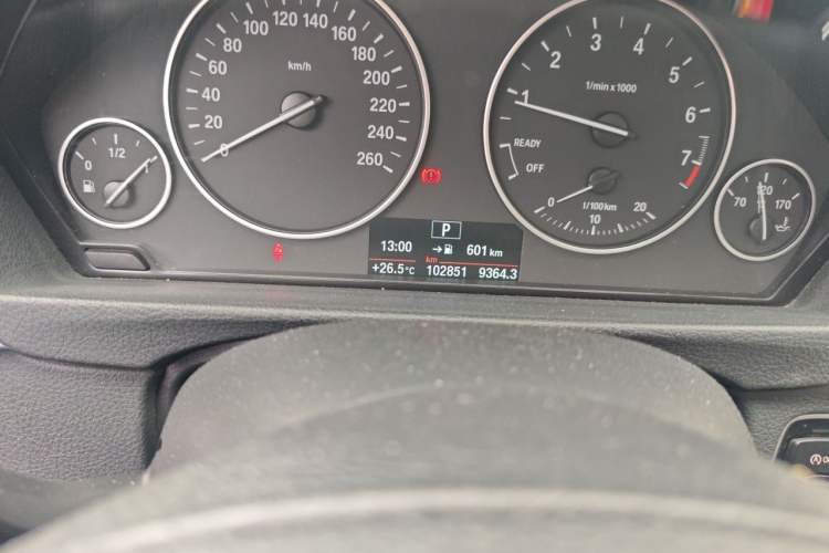 Used BMW 3 Series 2017 320Li Fashion Model Odometer Close Up
