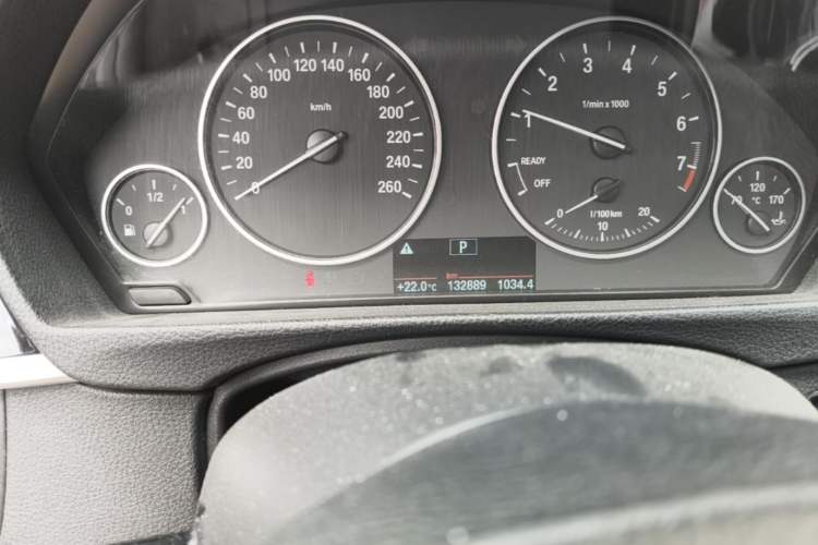 Used BMW 3 Series 2017 320Li Fashion Model Odometer Close Up