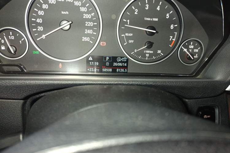 Used BMW 3 Series 2017 320Li Fashion Model Odometer Close Up